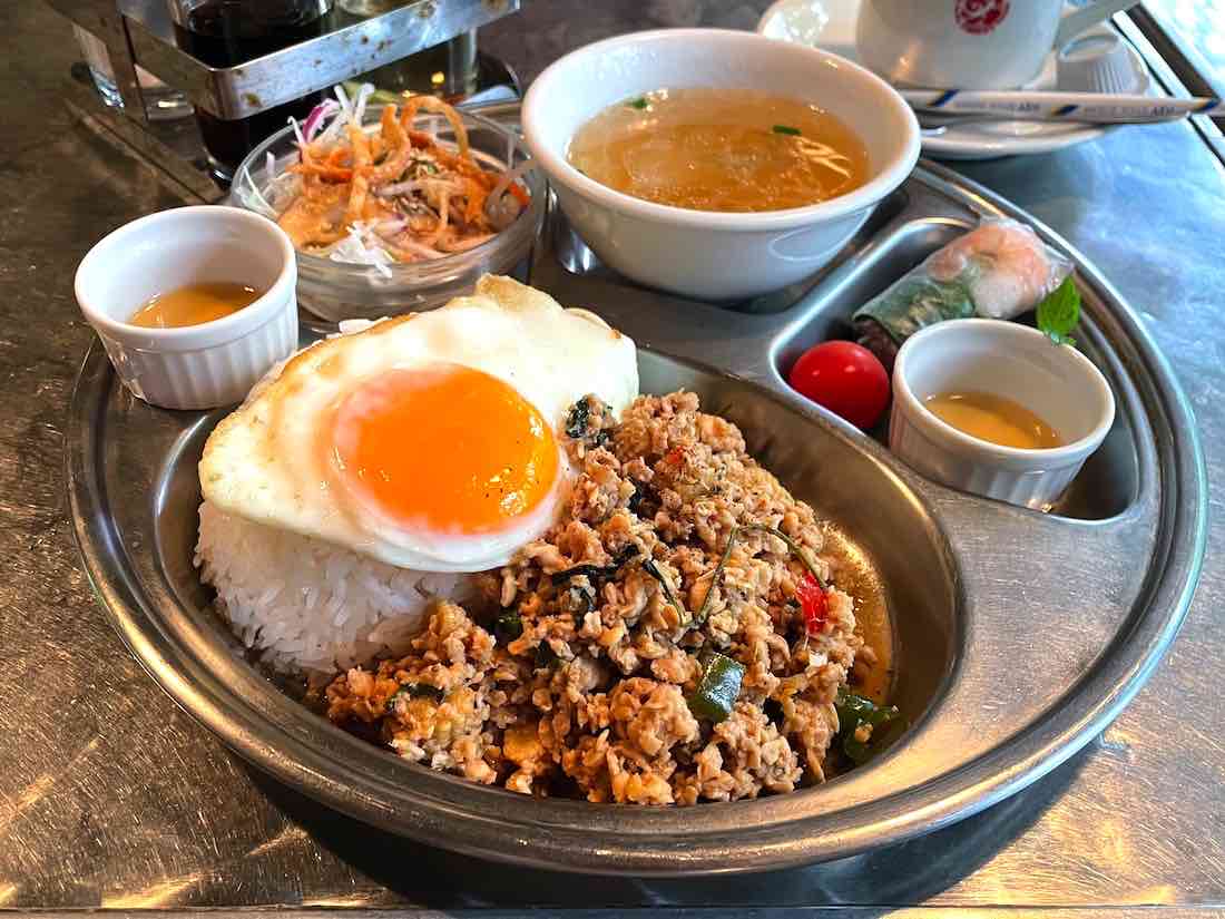 鶏挽き肉のタイバジル炒め