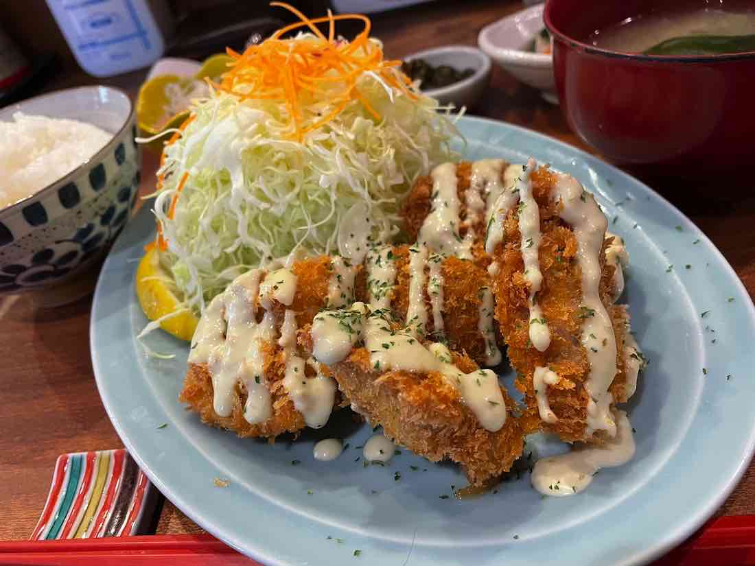 まぐろカツわさびマヨソース定食