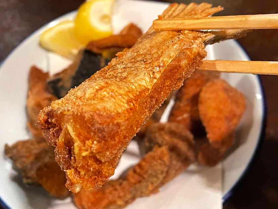 魚の骨の唐揚げ