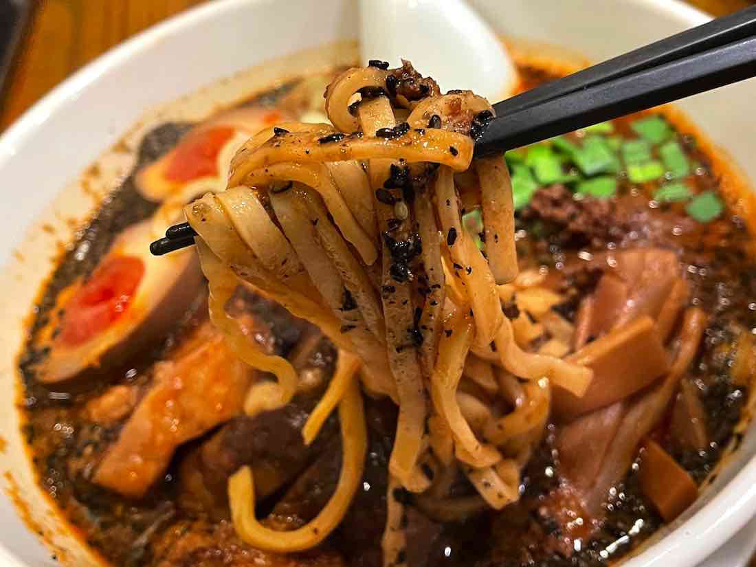 牛バラ坦々麺（汁あり）の麺
