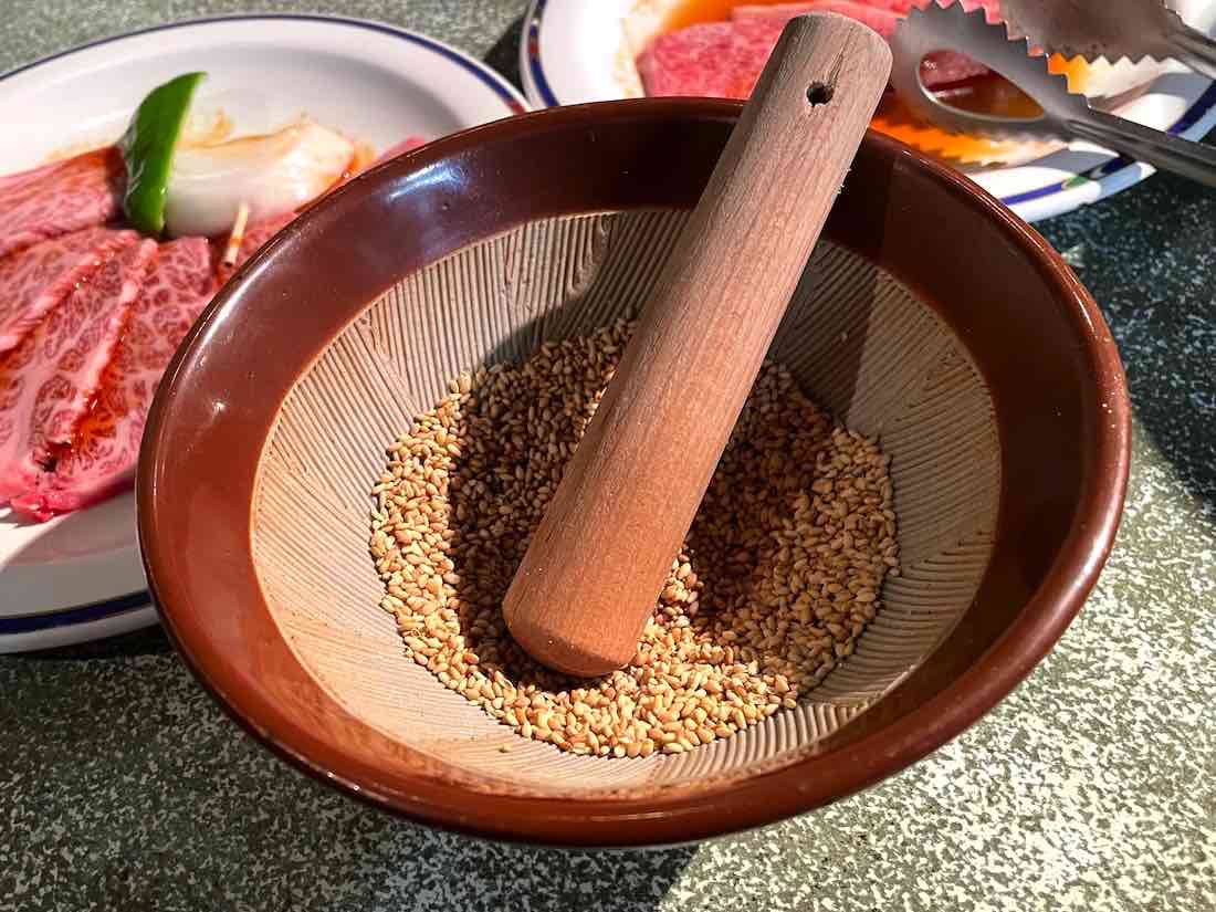 ゴマが入った器