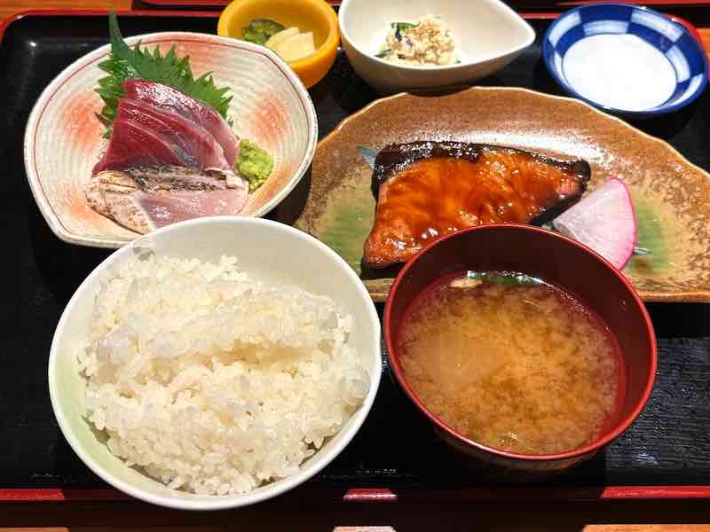 寒ぶり照り焼きと地魚刺身定食