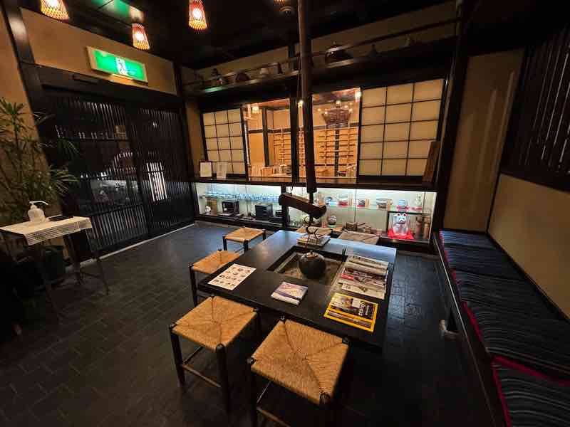 入口近くの囲炉裏