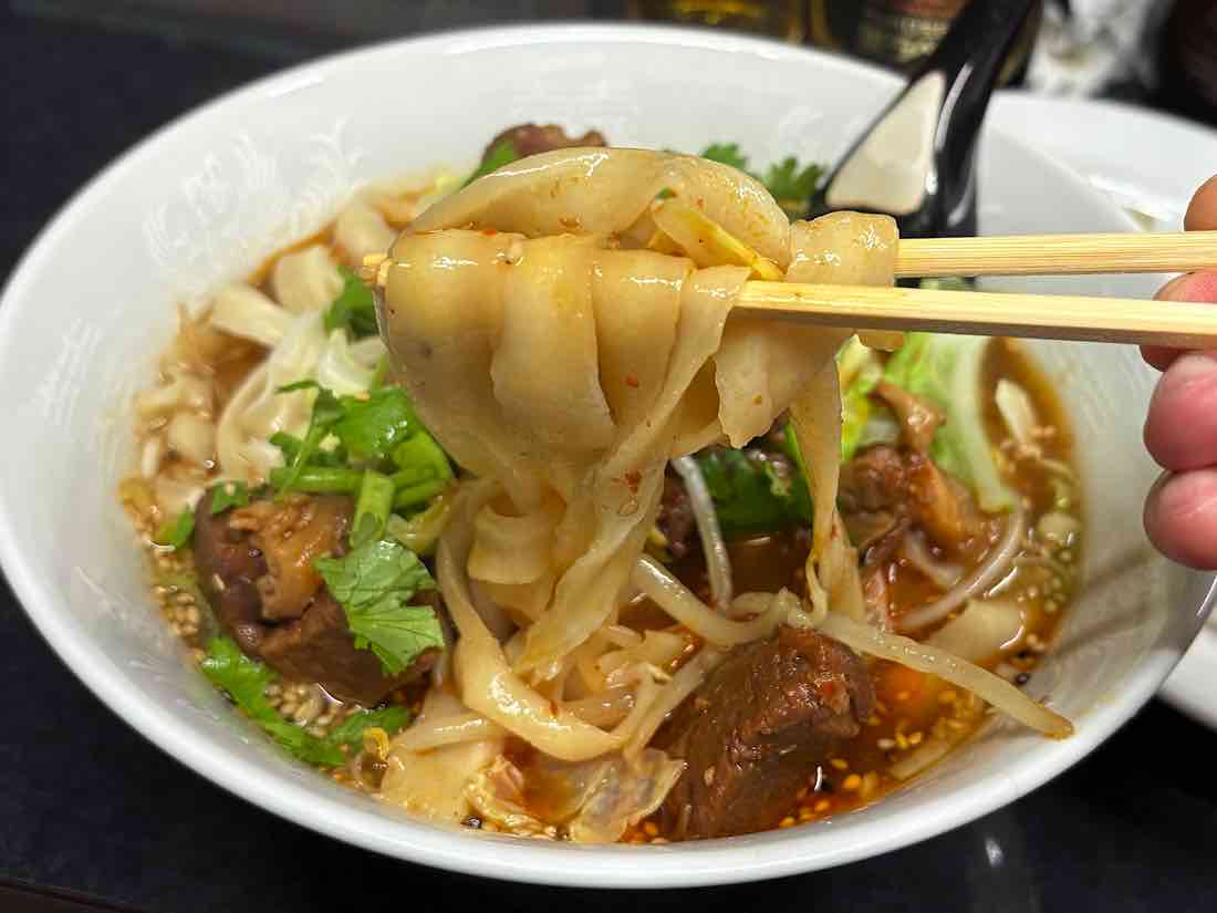牛肉刀削麺