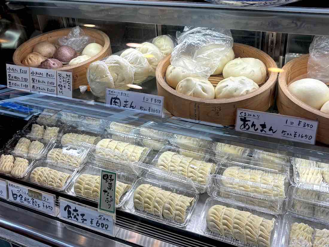 餃子、肉まん、あんまんのディスプレイ