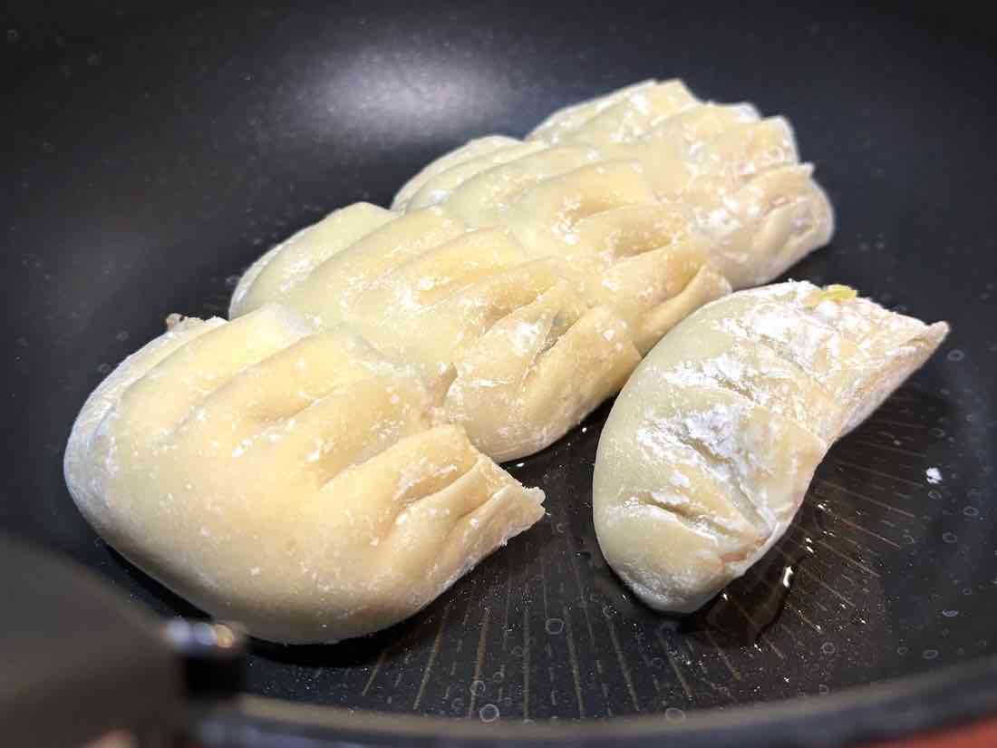 フライパンに置いた餃子