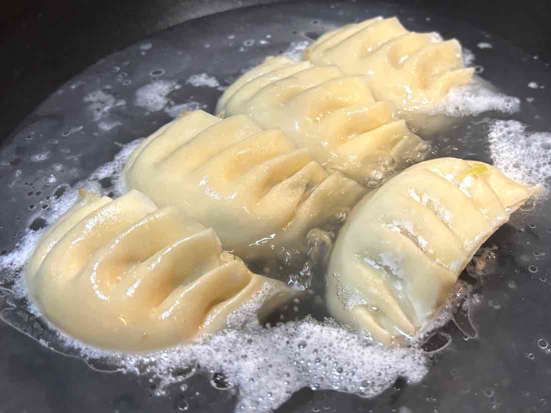 水を入れたフライパン