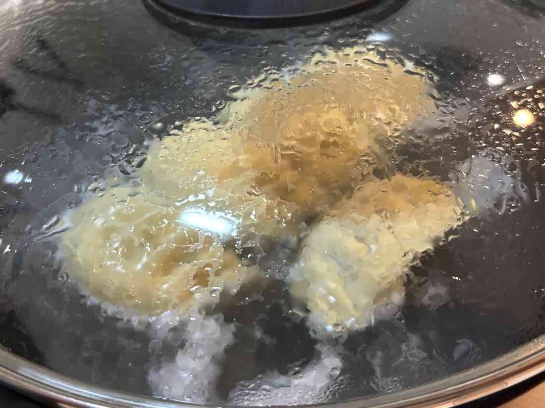 蓋をしたフライパン