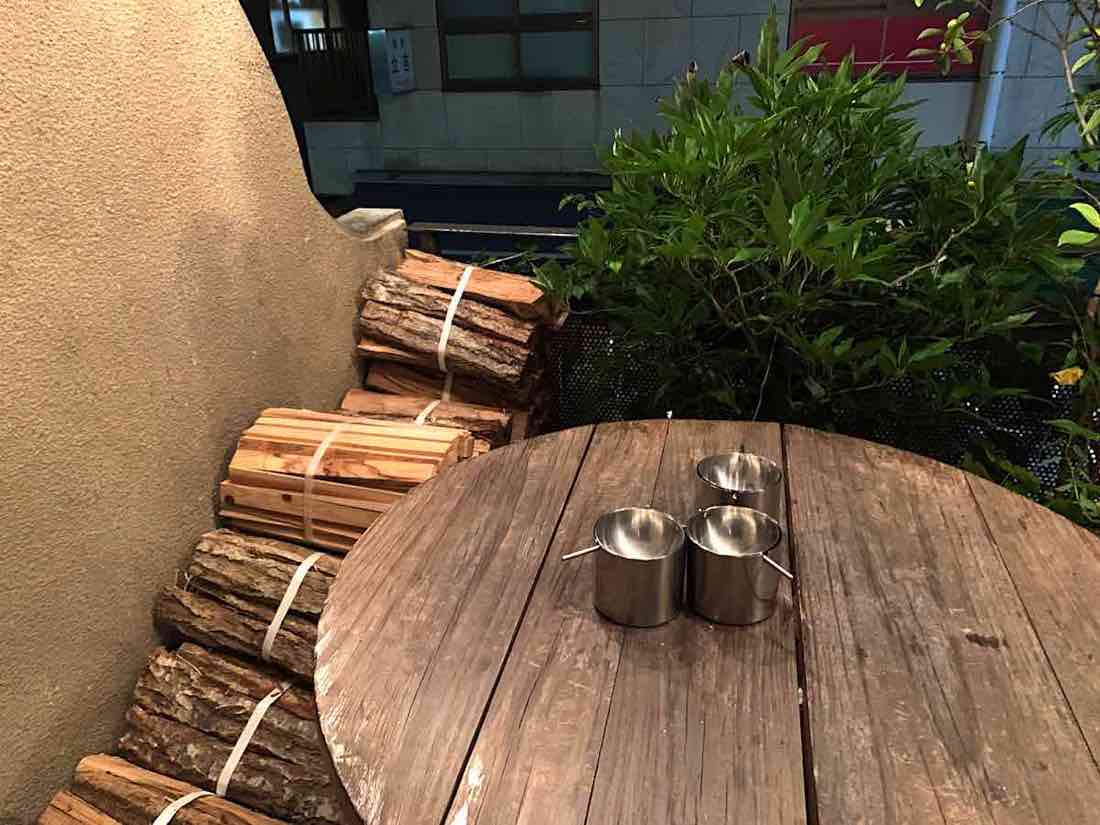 入口前の喫煙エリア