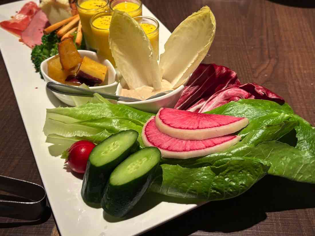 畑の中の前菜盛り合わせ