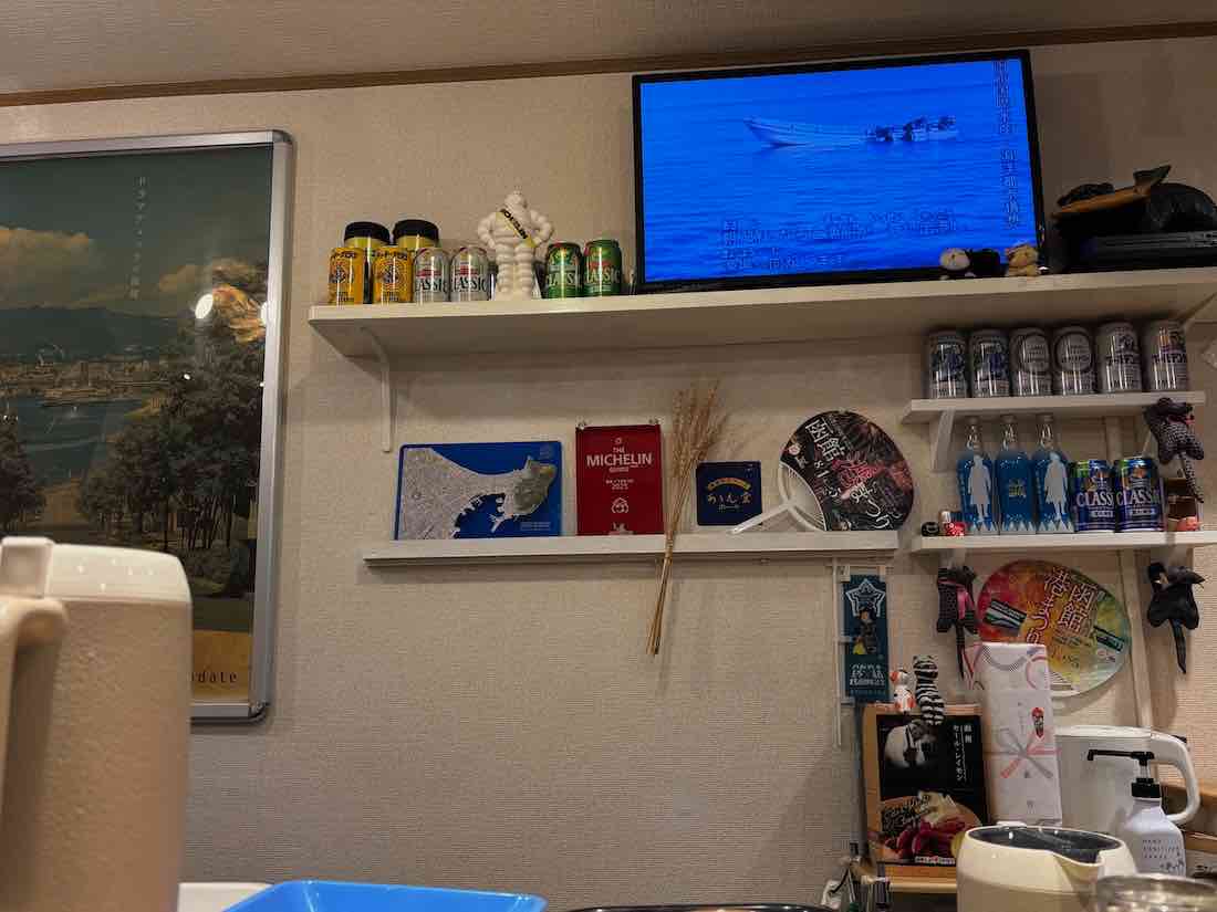 カウンター席向かいの壁
