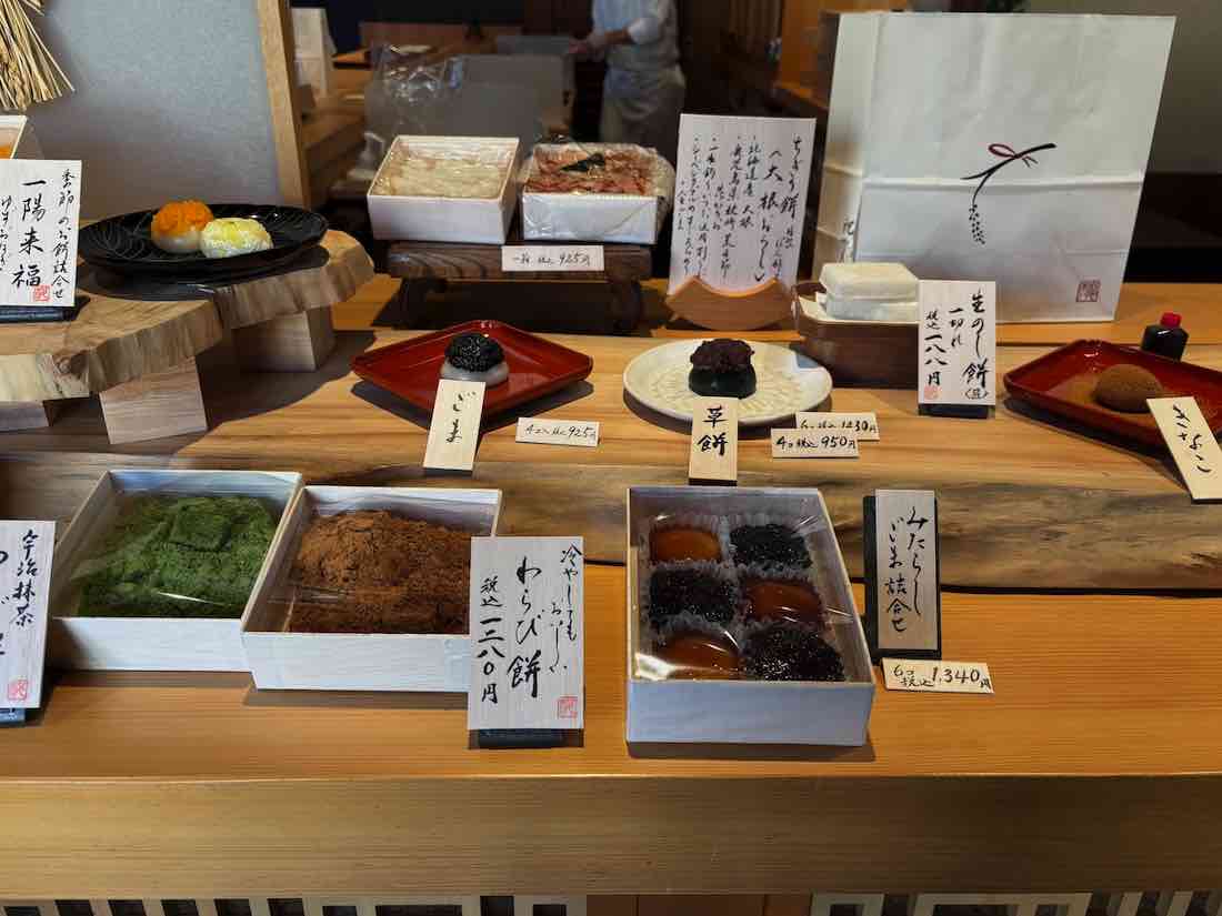 各種お餅のディスプレイ