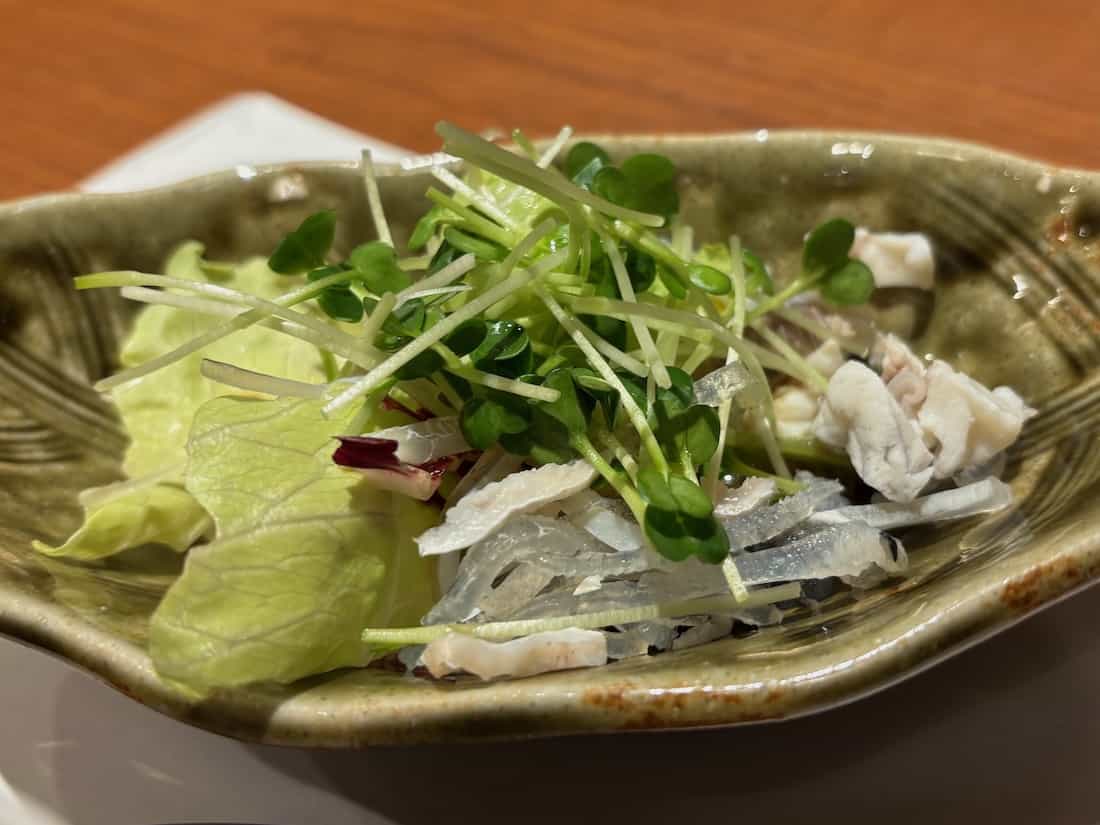 止肴:ふぐ皮サラダ
