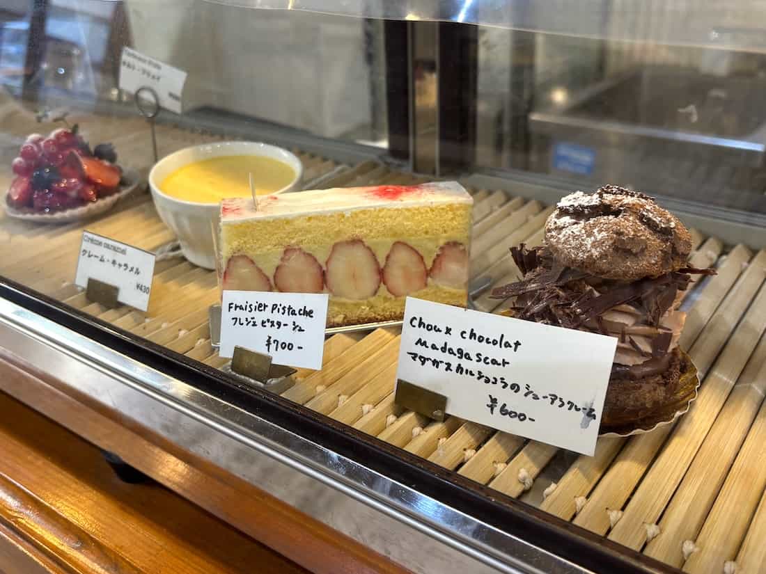 ショーケースの中のケーキ