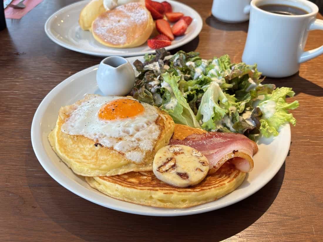 熟成ベーコン&エッグとクラシックパンケーキ