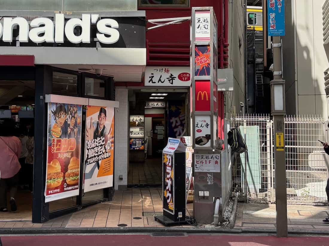 マクドナルド右側の通路