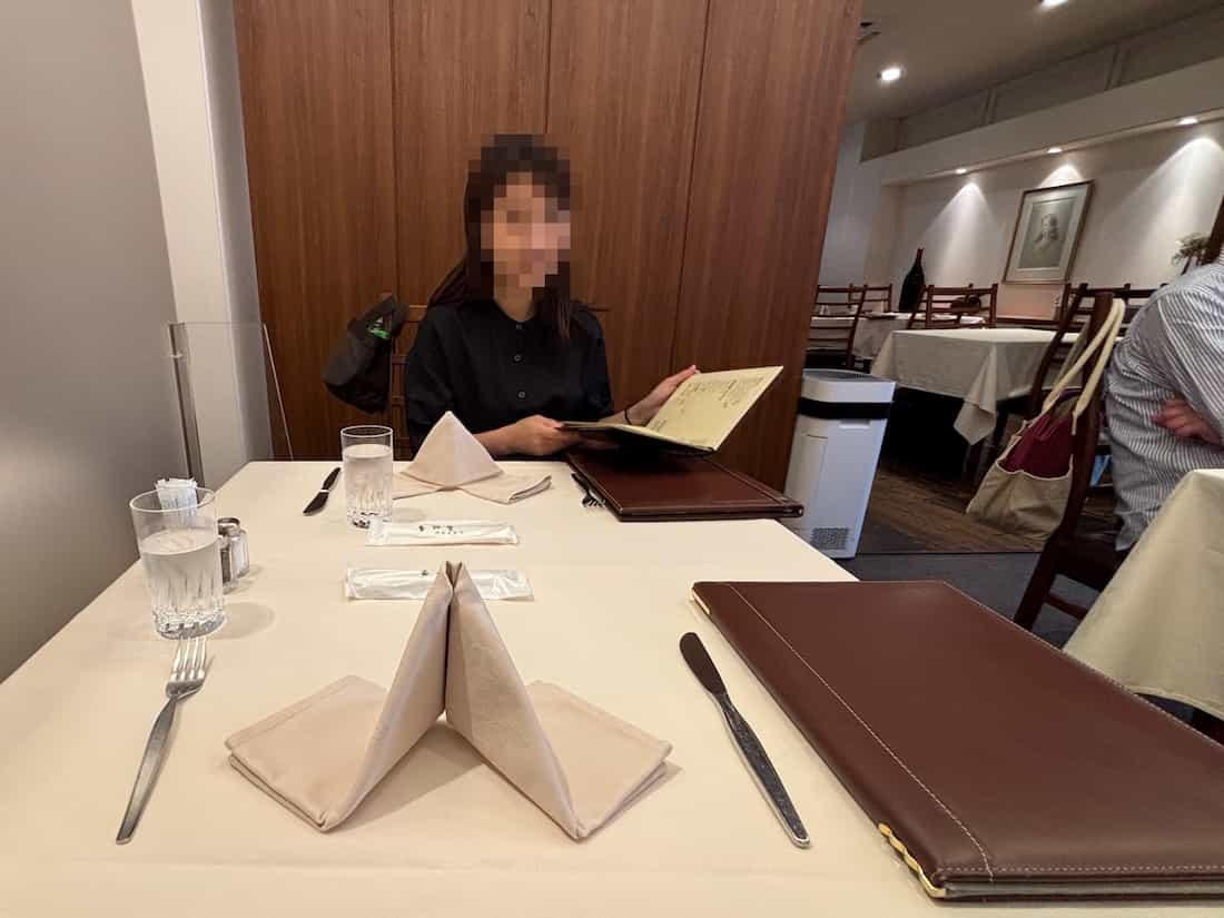 店内奥のテーブル席エリア