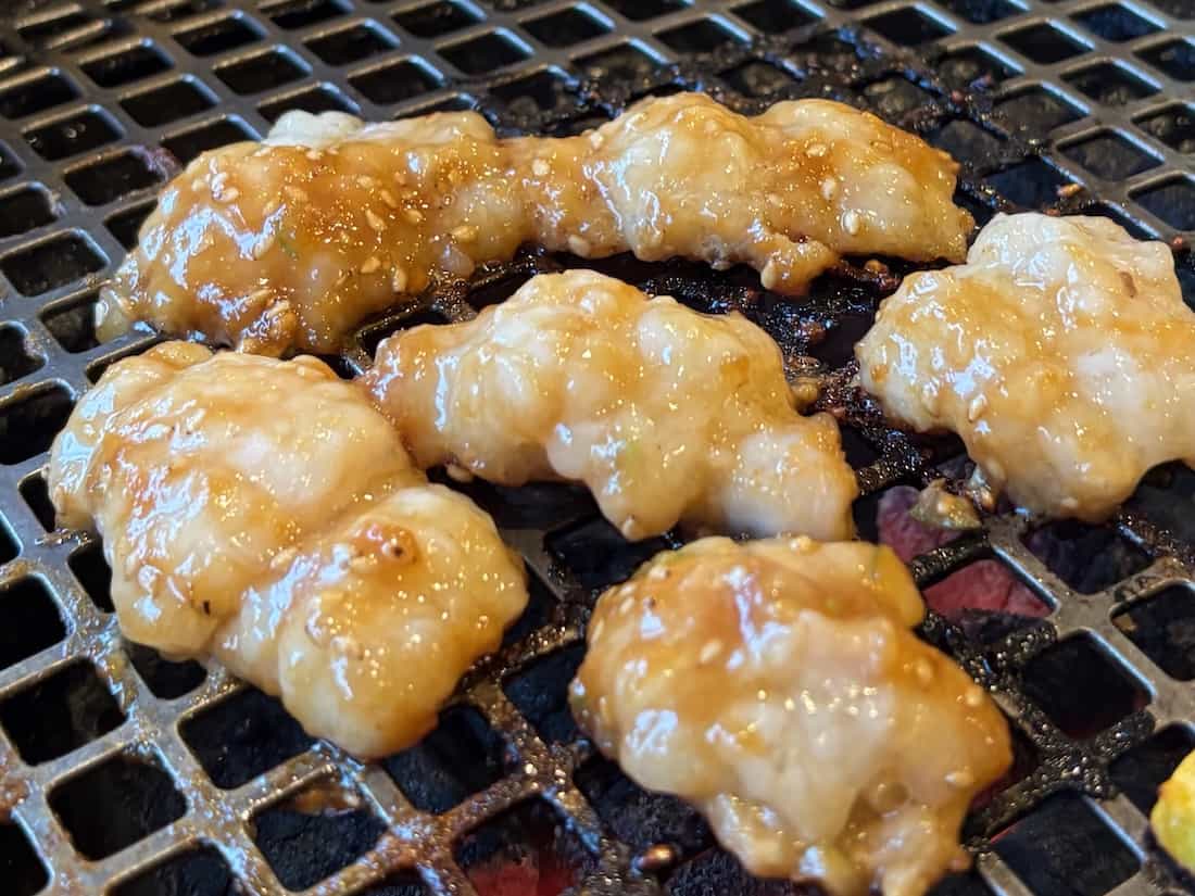 焼いているホルモン