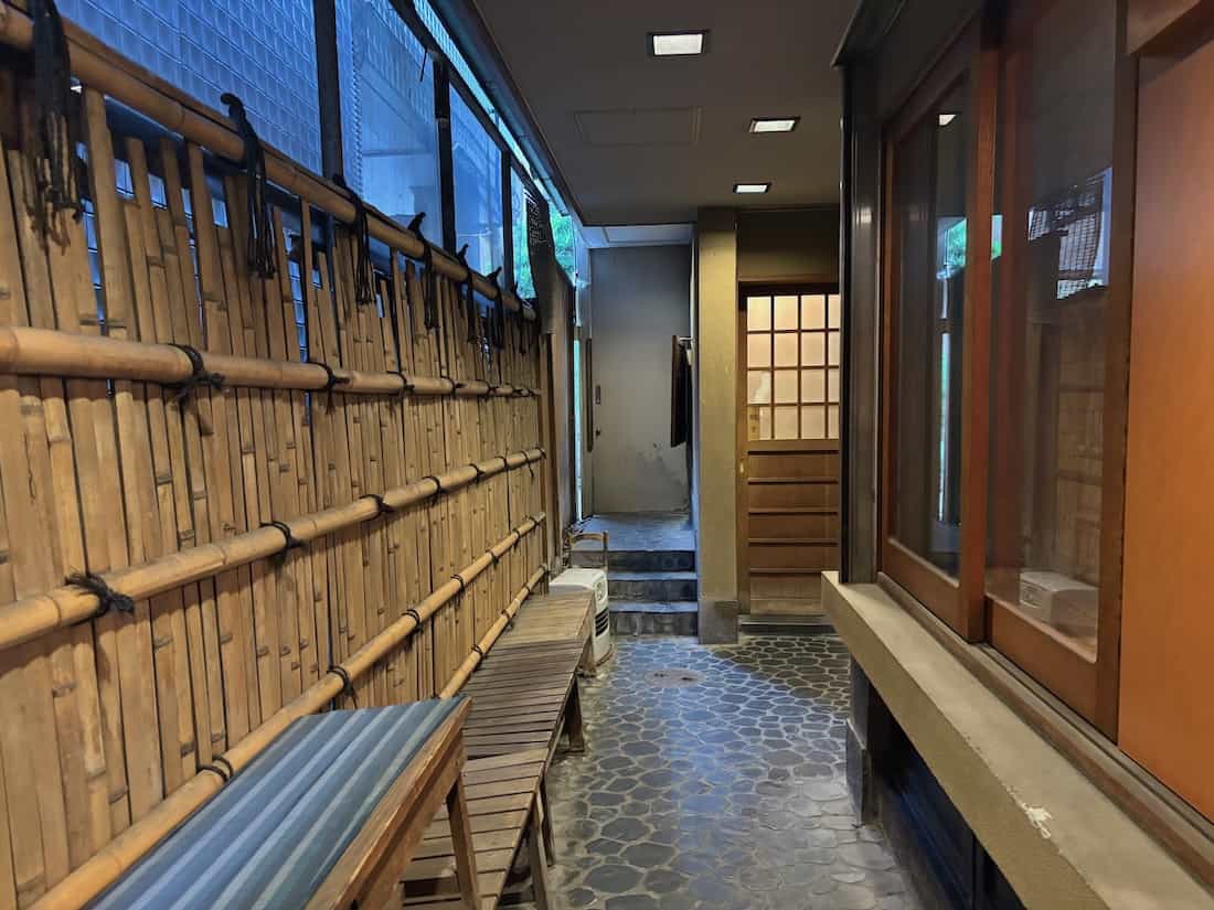 トイレに続くアプローチ