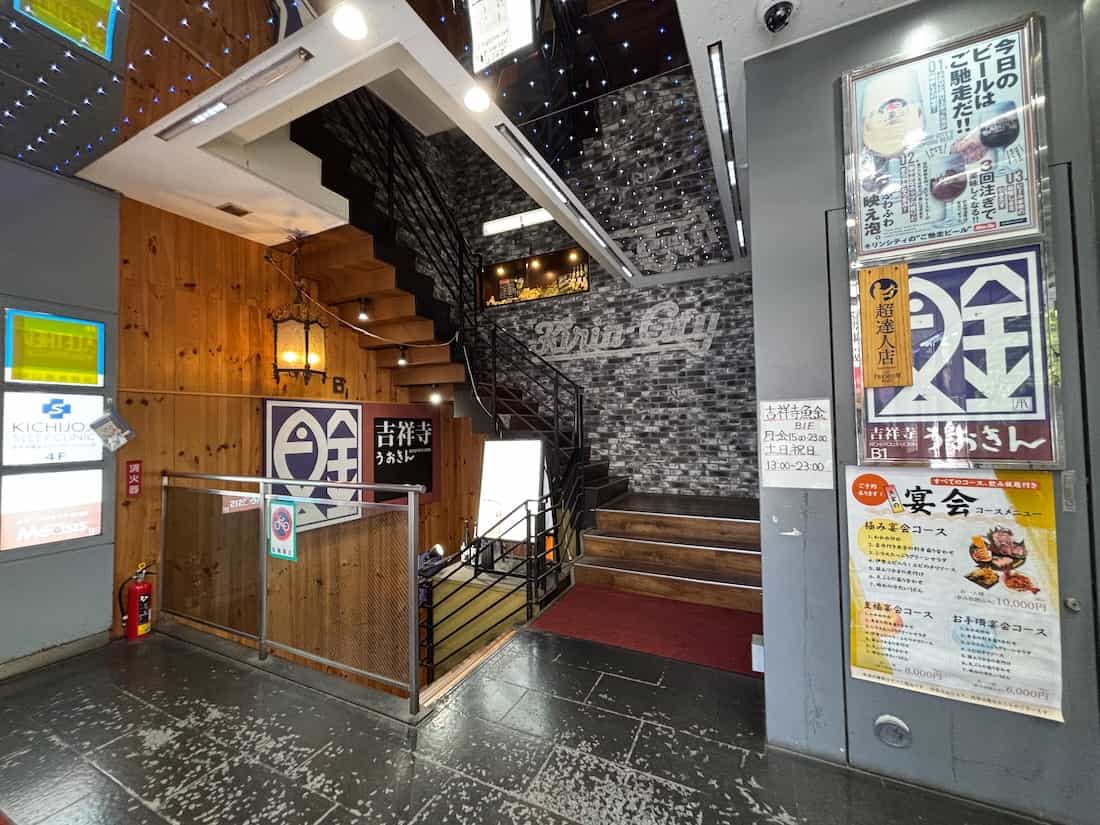 店内に続く階段