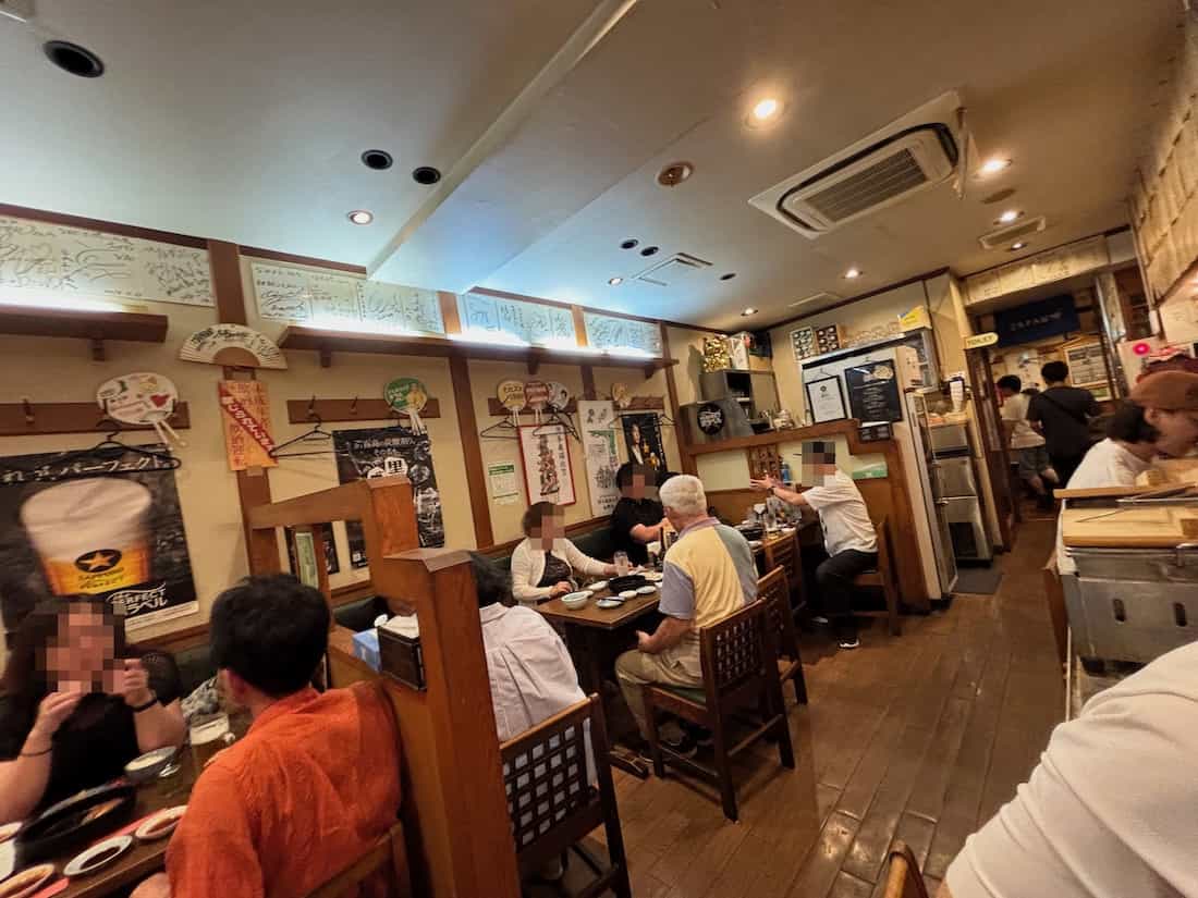 テーブル席の上のサイン