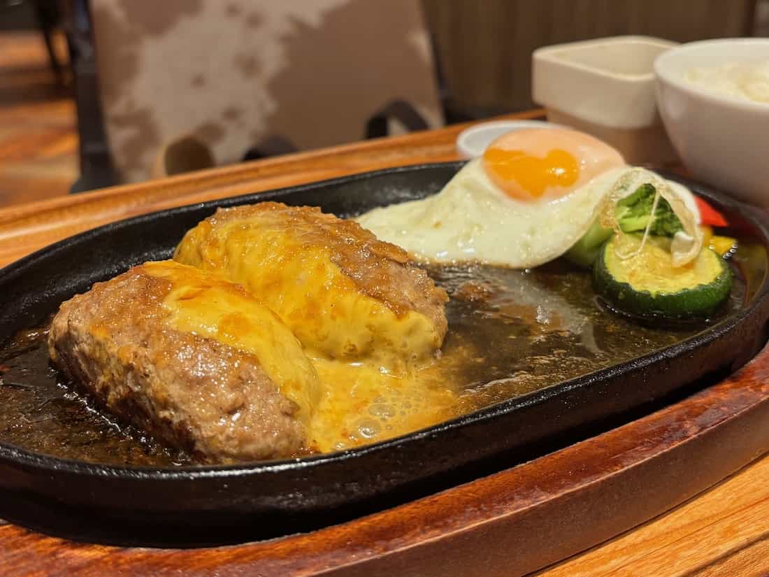 ランチのハンバーグ&チーズ&目玉焼き