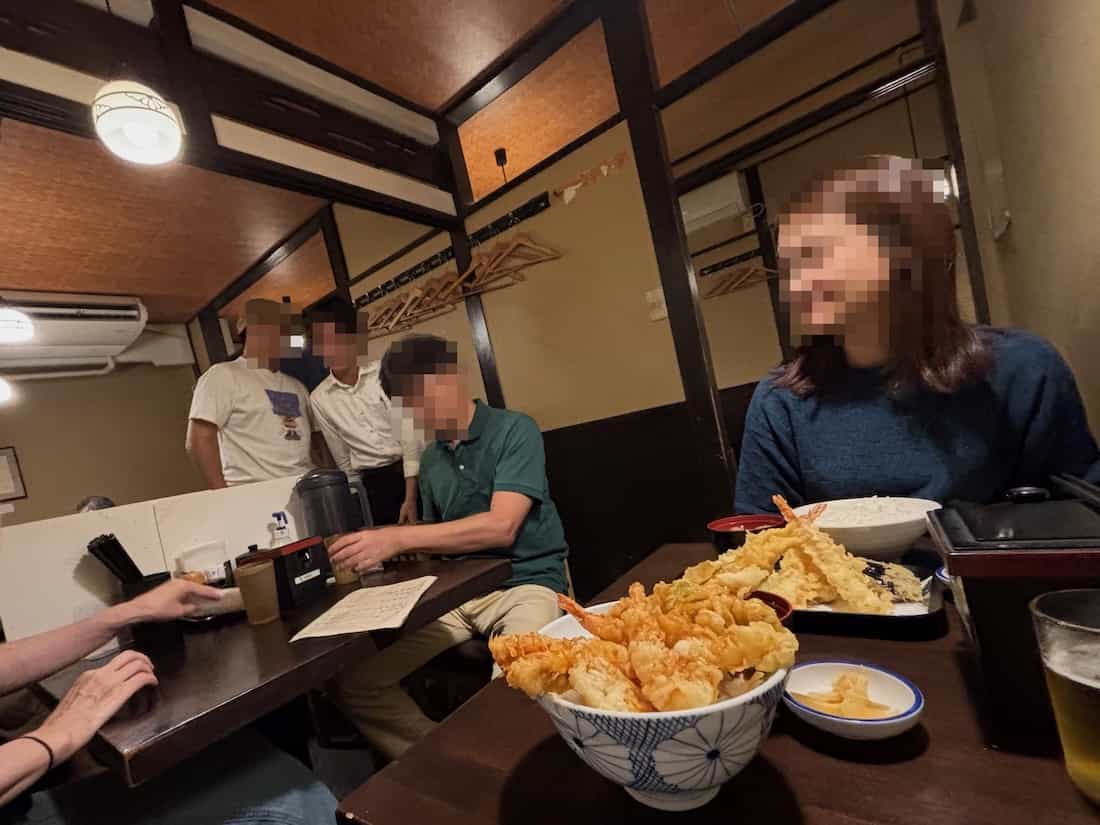 店内奥のテーブル席