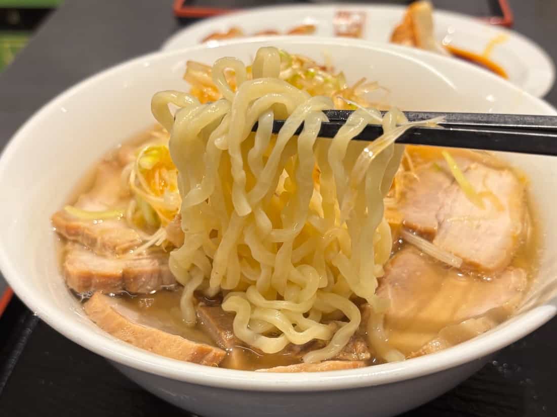 ねぎ焼豚ラーメンの麺