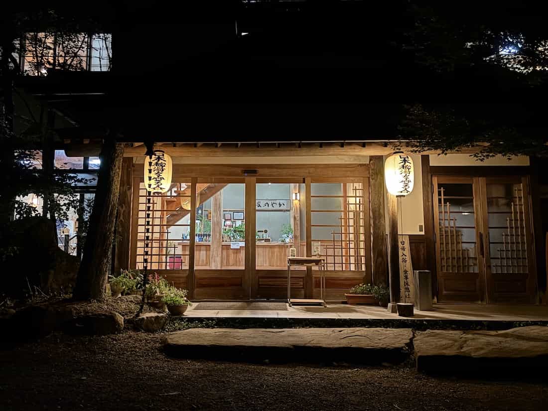 かやの家の夜の外観