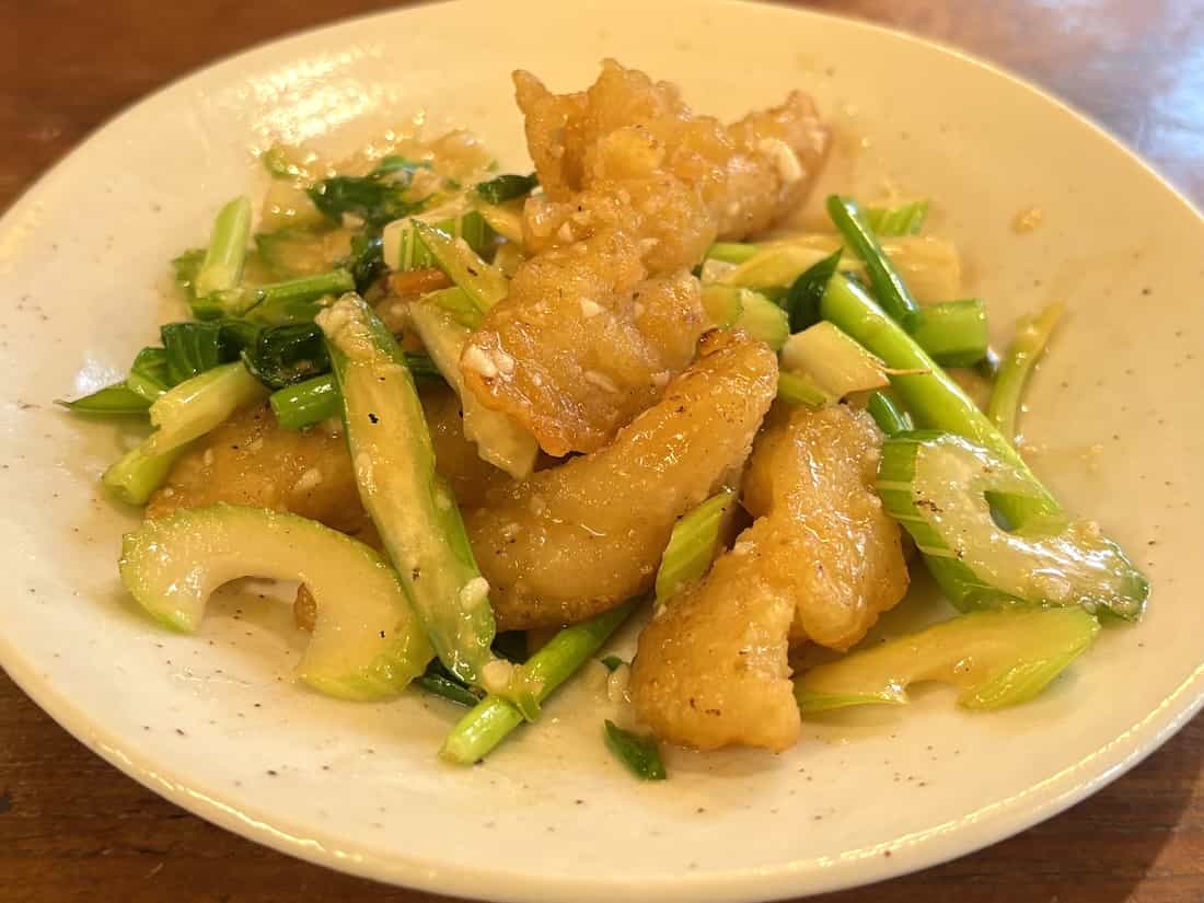 白身魚とセロリー炒め