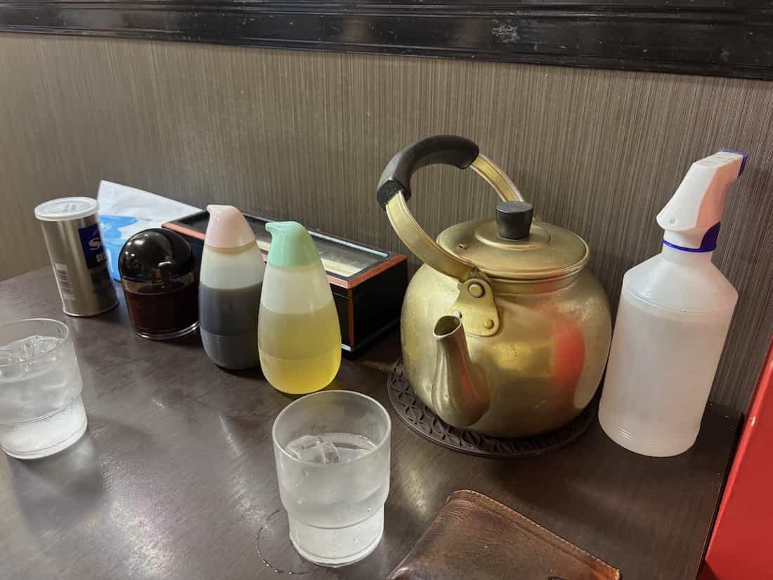 テーブルのヤカン