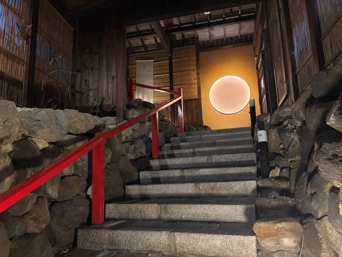 夕食処への階段