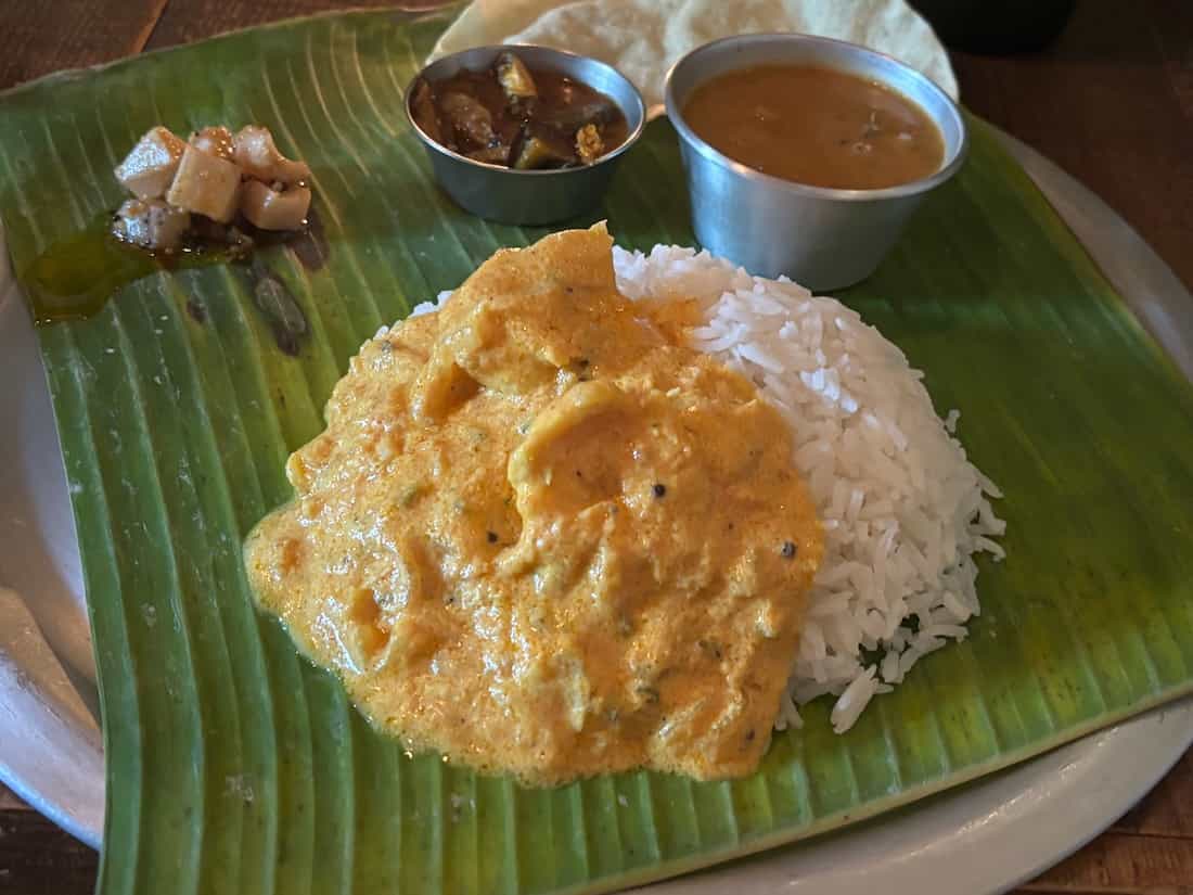 2種盛り。マラバール海老カレーとサンバル