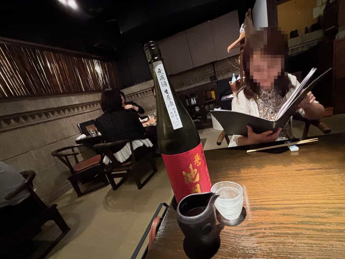 店内奥のテーブル席エリア