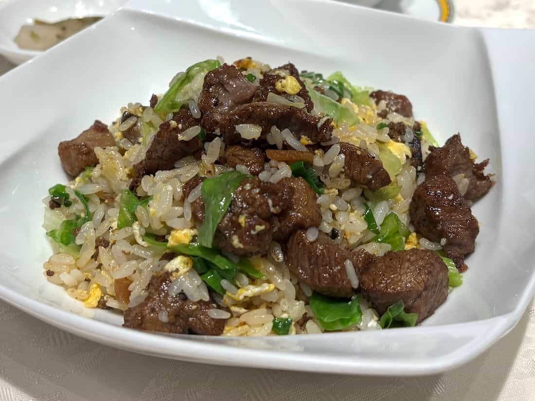 牛フィレ肉とレタスの炒飯