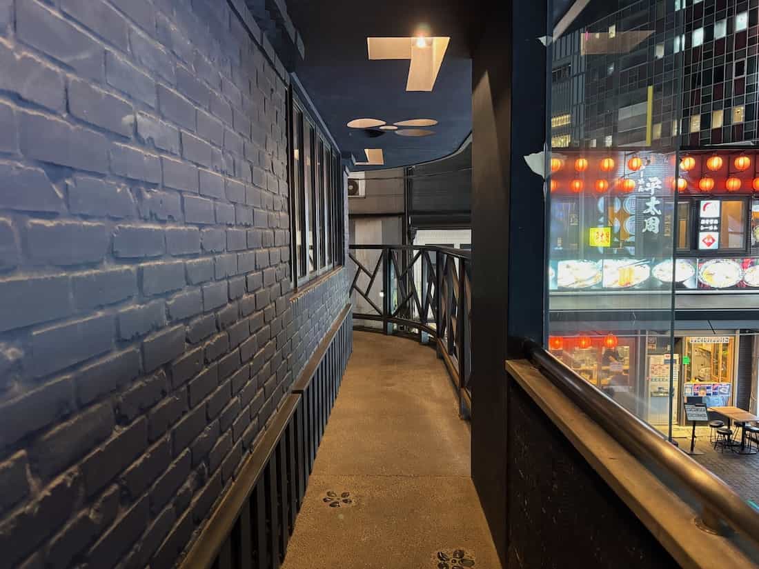 入口までの通路