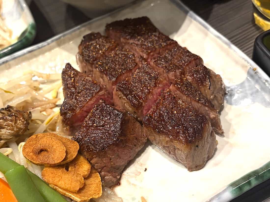 匠の厳選霜降りステーキ御膳7700円。