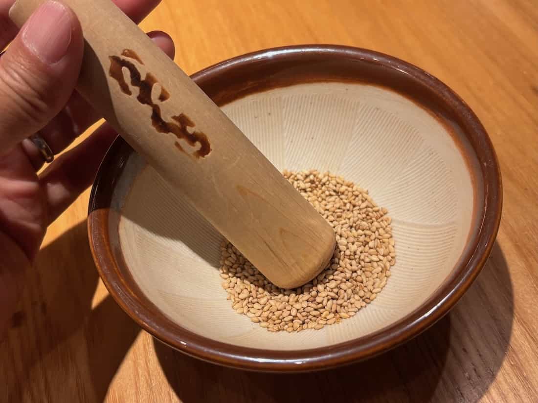 胡麻が入った器