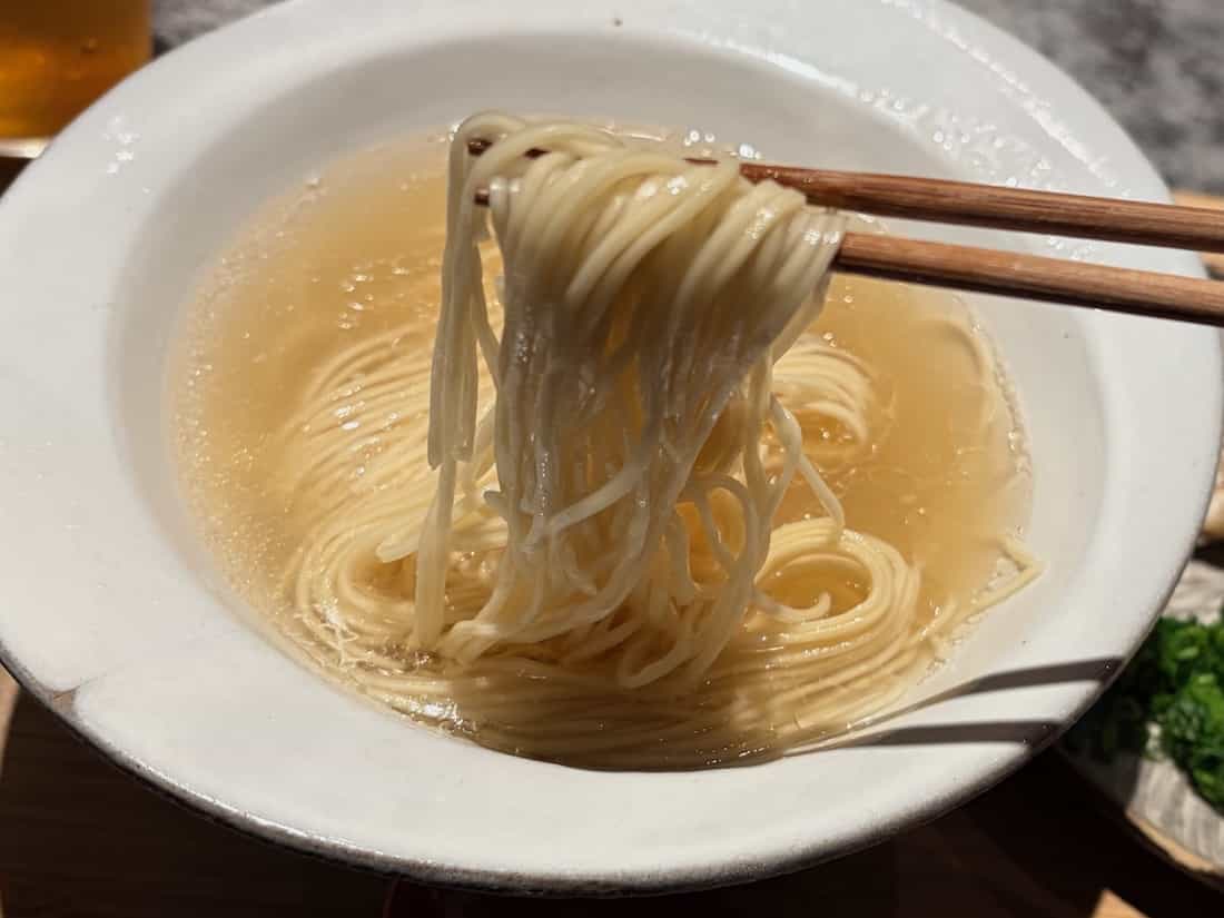 クリア豚骨の麺