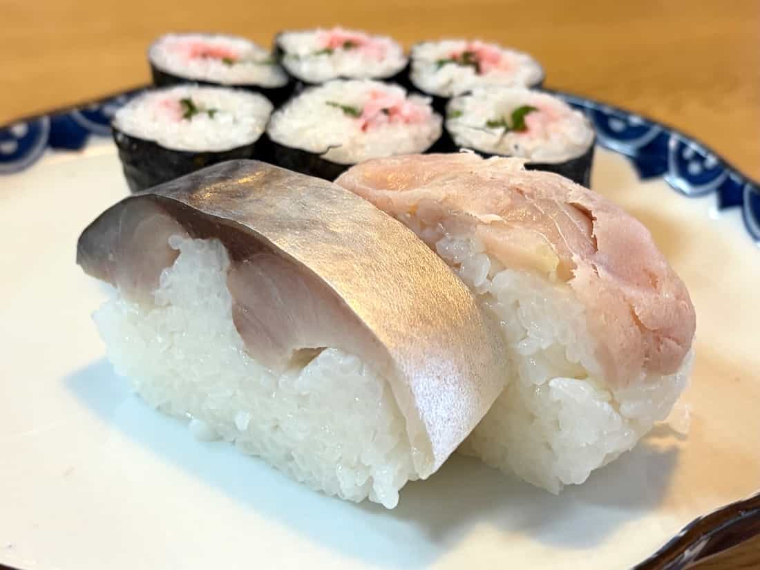 鯖寿司2切、うぐいす巻（梅肉・青じそ）1本