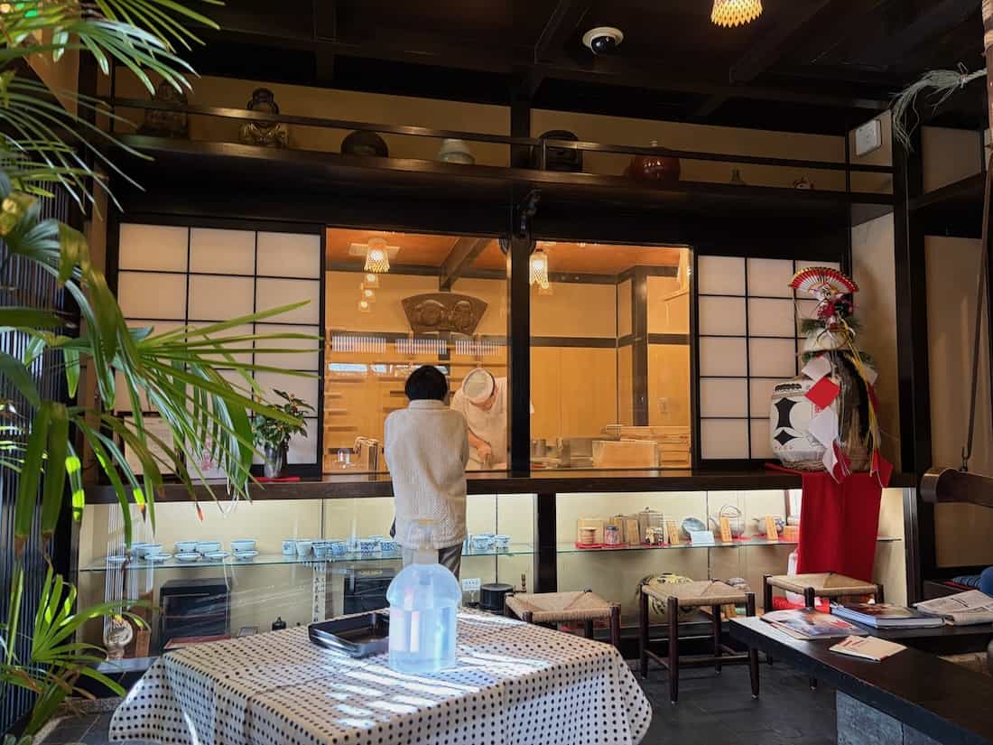 蕎麦打ちエリアを見る子供