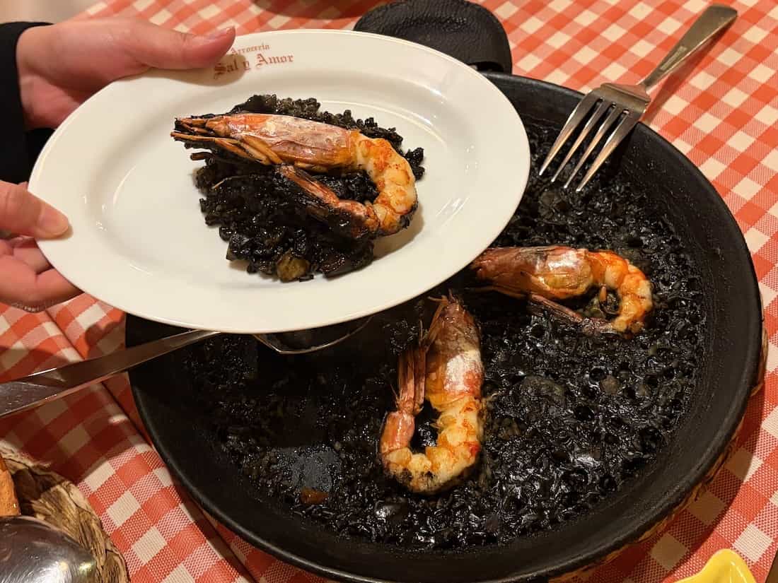 赤海老とイカ墨のパエリア2