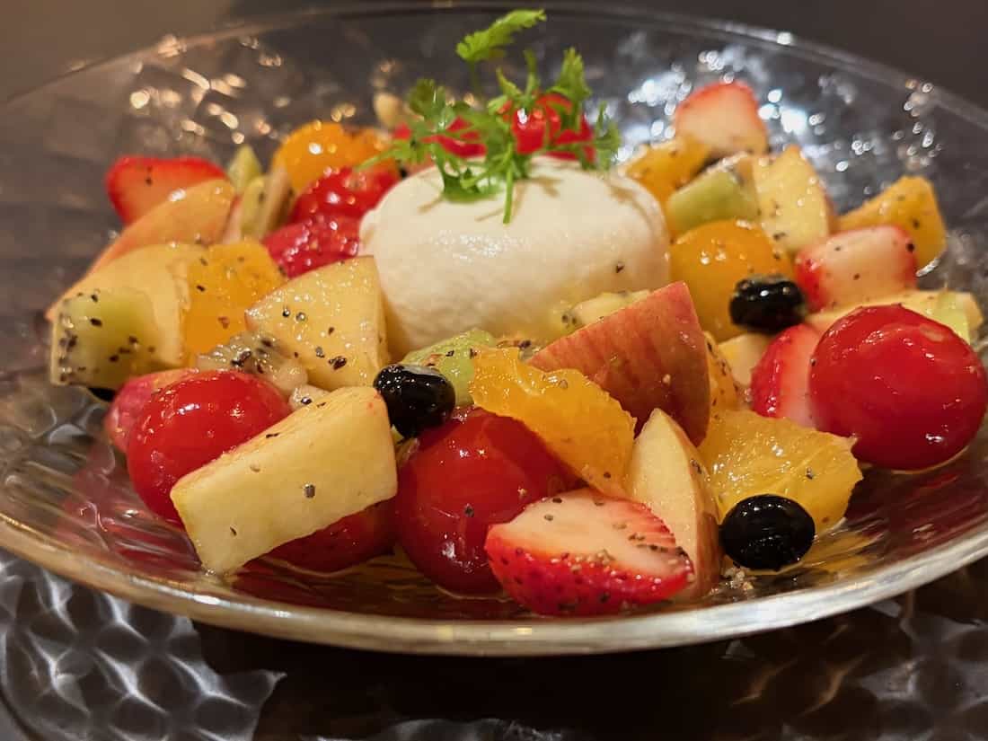 ブラッティーナチーズをトマトと季節のフルーツで