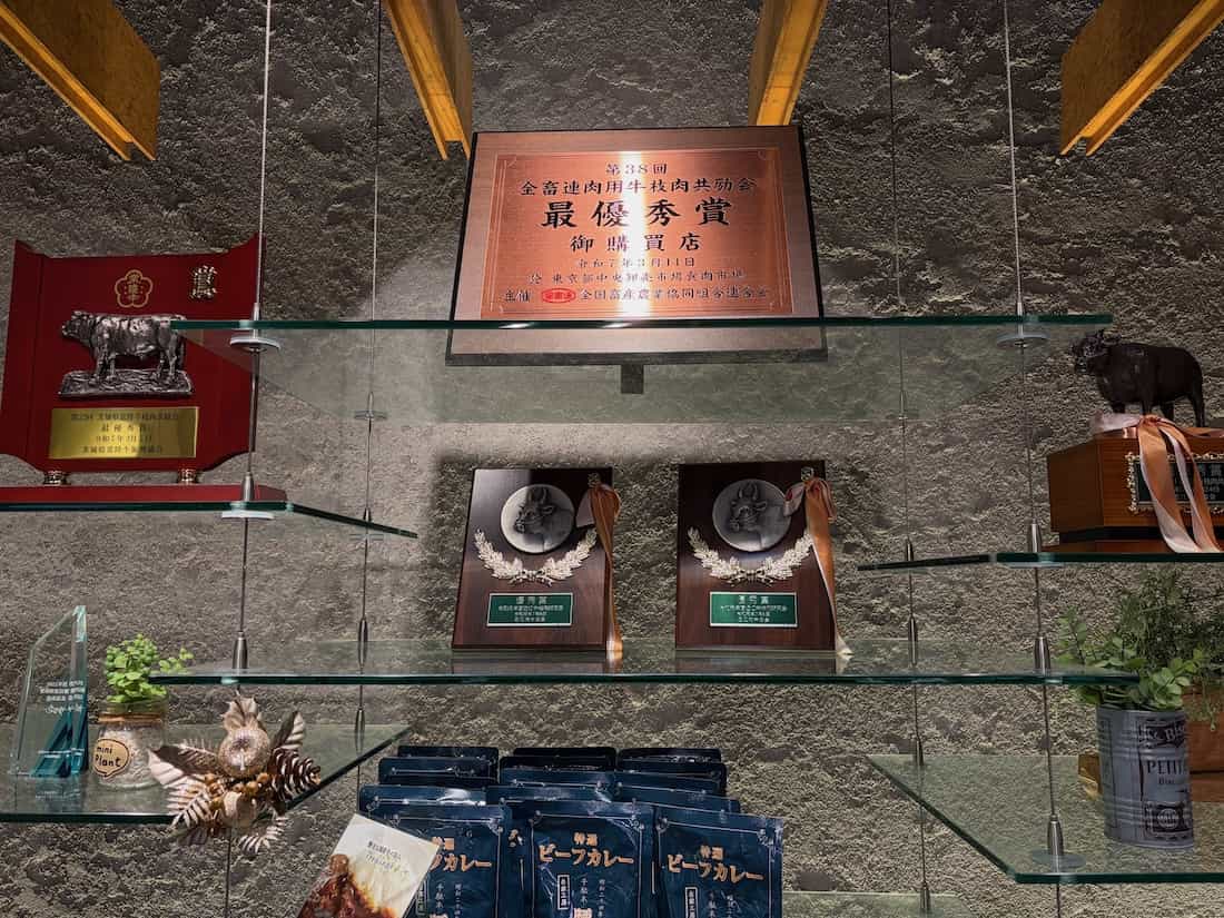 受賞した盾やトロフィー