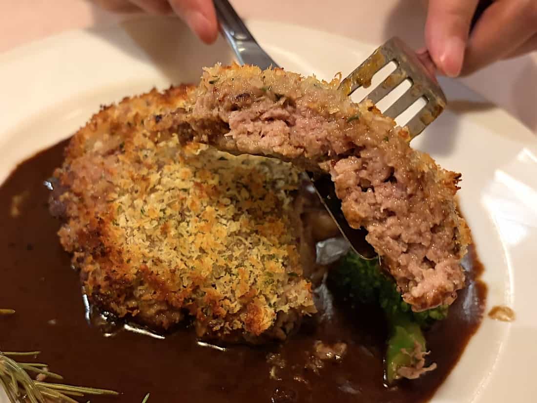 仔羊のメンチカツレツの断面