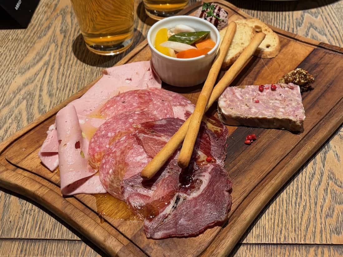 シャルキトリープレート（ハムや自家製パテの盛り合わせ）