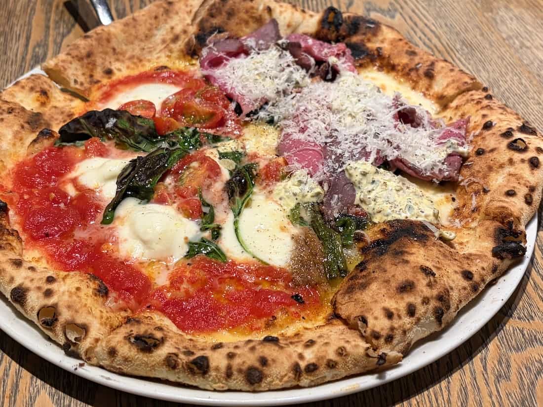 水牛モッツァレラチーズのマルゲリータ、ローストビーフとほうれん草のアンチョビクリームのハーフ＆ハーフ