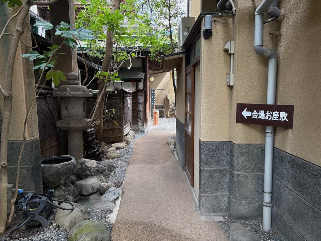 2階の座敷への道