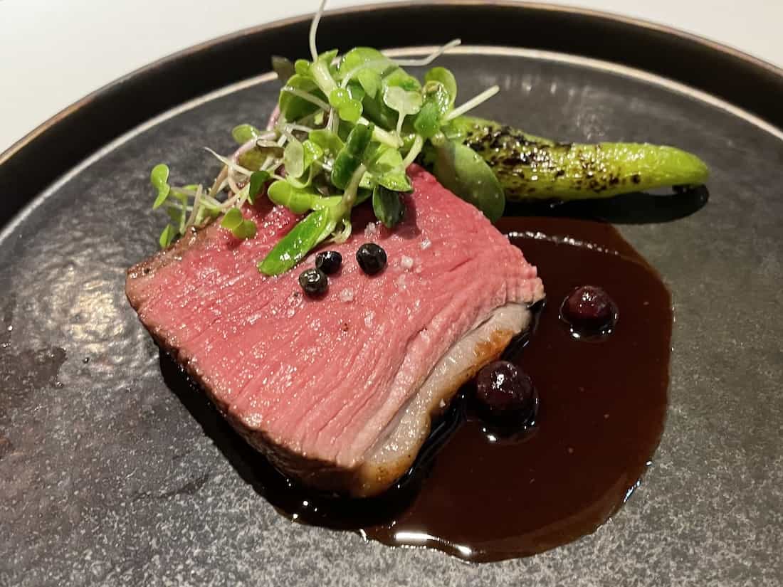 天然ジビエ「夏鹿」のグリエカシスソース