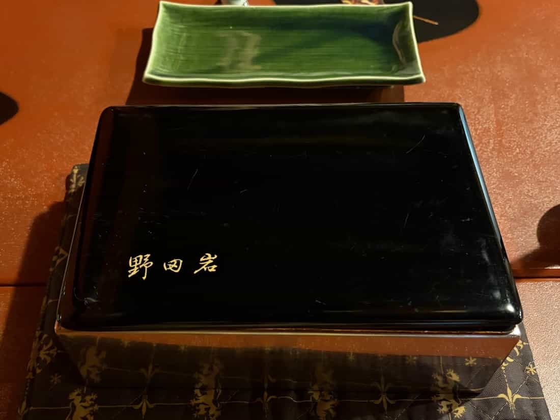 肝焼きが入ったお重